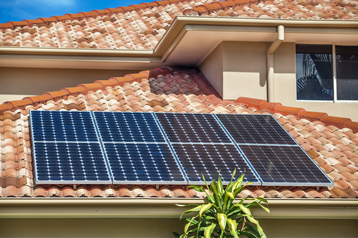 SM Maisons - 10 raisons d’investir dans des panneaux solaires pour votre future maison