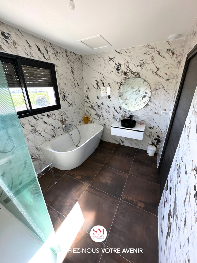 Réalisation d'une salle de bains en marbre pour une maison haut de gamme signée SM Maisons